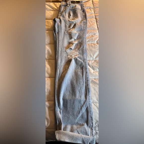 NWT Hollister light wash distressed denim jeans. Size 00R. Low rise boyfriend. - Picture 6 of 9